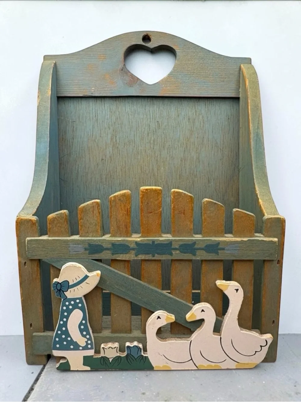 VTG Wooden Wall Mounted Key & Letter Holder w/ Sunbonnet Sue & Geese Wall Pocket